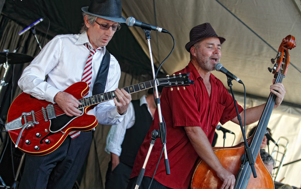 Dai "Jukebox" Jones and Steve Purcell from the Pearly Shells - Mordialloc Food and Wine festival